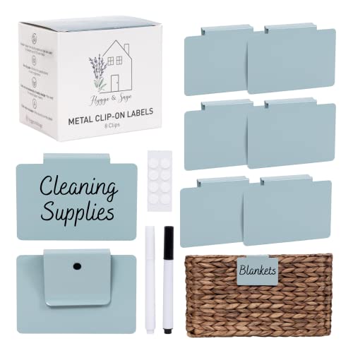 Hygge & Sage: Etiquetas de metal para organización del hogar | Etiquetas antideslizantes para cestas de almacenamiento, cestas o estantes de alambre | Incluye 8 etiquetas decorativas, 8 almohadillas