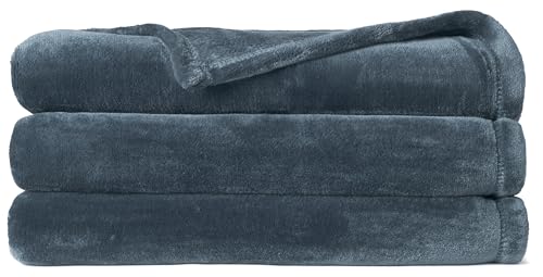 CASUAL LIVING King/Cal King Fleece Blanket Fluffy, Soft, Warm, Cozy Bed Blankets for Bedroom Decor, Plush, Thick, Fuzzy, Oversized Throw for Bed, Chair, or Outdoor, 108-inch x 90-inch, Dark Green