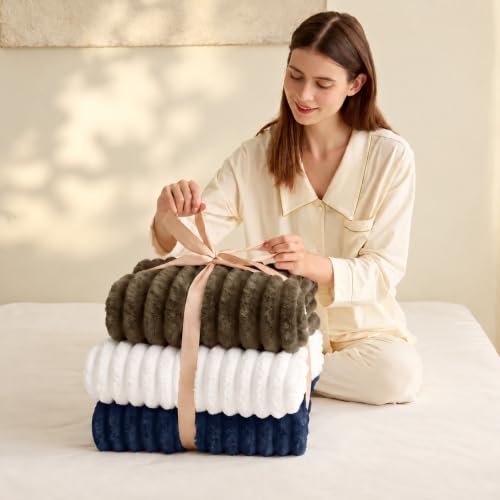 WAVVE Kuscheldecke Flauschig Decke Klein Braun 130x150cm - weiche Flanell Fleecedecke, Sofadecke & Couchdecke… – Ansicht 6