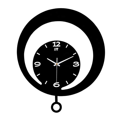 Horloge murale en bois pivotante pour un salon contemporain et chaleureux