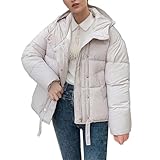 Doté d'un design classique et minimaliste avec des lignes épurées et fluides, il est disponible en plusieurs couleurs. Il s'adapte facilement à toutes les occasions, qu'il soit associé à un jean ou à une robe. Ce manteau fonctionnel et élégant est une pièce essentielle et polyvalente pour votre garde-robe automne/hiver.