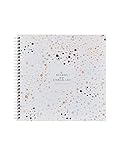 Es un diario completísimo con 50 páginas a todo color personalizadas con cada etapa de este bonito momento. Está impresa en materiales de alta calidad, diseñada enterita por nosotros y producida en España. Formato 23 x 23 cm. Tapa dura laminada mate
