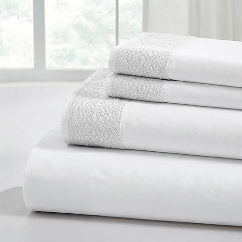 Modern Threads Miękkie prześcieradła z mikrofibry, z koronką, zawiera narzutę, prześcieradło z gumką na grube materace i poszewki na poduszki, rozmiar Queen, białe