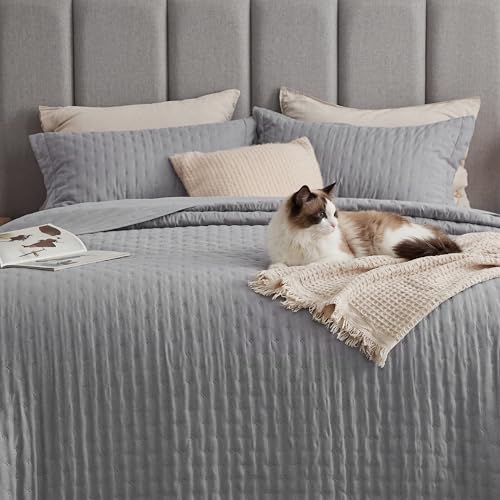 Image of Bedsure King Quilt - Grey Bedspread King Size & Lightweight Comforter, Modern Coverlet with Clover Pattern, Ultra Soft All-Season Bedding, 106 x 96 Inches