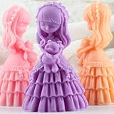 【Facile à utiliser】: pour faire une bougie, vous pouvez ajouter des huiles essentielles, des fleurs, des peintures, des paillettes, des strass, des franges ou d'autres charges dans le moule à bougie princesse. Ajoutez vos ingrédients préférés et laissez les ingrédients gonfler de manière statique jusqu'à ce qu'ils soient complètement formés. Sortez les bougies du moule à bougie en résine de poupée et allumez-les pour parfumer la pièce et le salon.