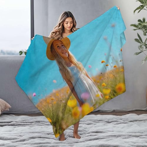 Manta suave con una niña joven con un vestido blanco y sombrero de paja se mantiene en medio de cobija de franela tamaño Queen para sofá (127 x 100 cm)