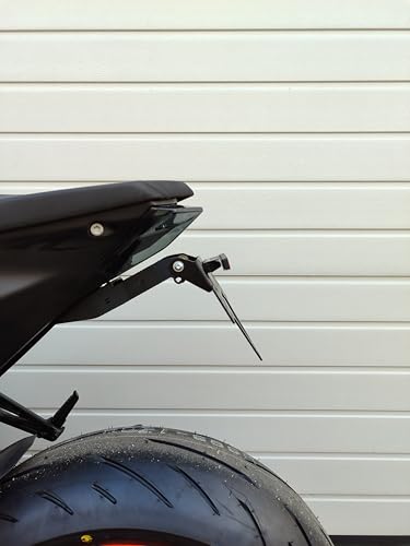 La fornitura comprende un portatarga con supporto targa in acciaio inossidabile, incluso un supporto per indicatori di direzione originali KTM, e riflettore con supporto, luce targa omologata ECE in qualità OEM
