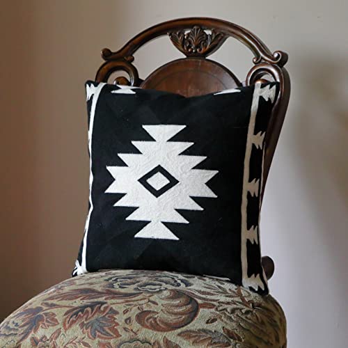 Housse de coussin brodée aztèque pour redonner du style à un canapé terne