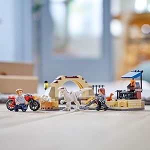 Amazon.co.jp - レゴ® ジュラシックワールド アトロキラプルのバイクチェイス 76945