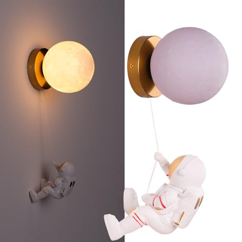 Alpinaluz Applique murale en forme de lune 3D - Lampe décorative pour enfant avec poupée astronaute suspendue en résine, base en acier doré et culot G9, idéale pour chambre et tête de lit