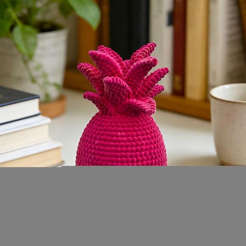 Statue d'ananas décorative sur une cheminée pour embellir votre maison