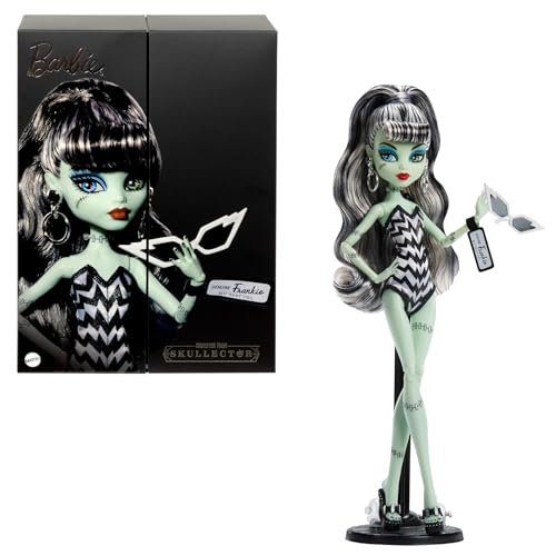​Monster High x Barbie, Frankie Stein pop met op originele Barbie geïnspireerd zwempak en 'Solo in the Spotlight' zwarte avondjurk, accessoires, JHK28