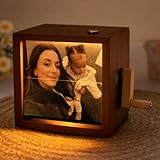 📸 Álbum de Fotos Personalizado: Crea un recuerdo único con tu propia foto personalizada y hazlo aún más especial con la posibilidad de añadir tu canción favorita. Este detalle combina imagen y sonido para conservar tus mejores momentos en un diseño exclusivo que emociona cada vez que lo ves y lo escuchas.