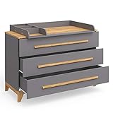 Die Gesamtmaße betragen bei der Wickelkommode XL 133 x 89,6 x 53,4 cm (BxHxT) und bei der Wickelauflage 107,5 x 10,1 x 70 cm (BxHxT).