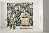 Komar Vlies Fototapete Monsterawelt - Monstera, Palmen, Blumen, Wohnzimmer, Schlafzimmer, Dekoration, Tapete, Größe: 300 x 280 cm (Breite x Höhe) - 6 Bahnen - Bahnbreite 50 cm