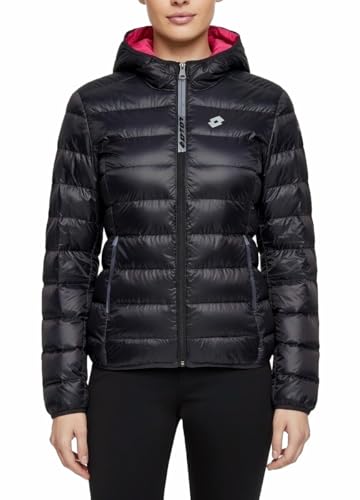 Iconico piumino Lotto da donna realizzato con imbottitura 110 grammi di ottima qualità, con trapunti regolari, che assicura un alta protezione dal freddo pur essendo poco ingombrante. Fodera a contrasto, tessuto femminile e leggera modellatura dei fianchi per una vestibilità SLIM FIT. Nuovi colori per la giacca must have Lotto che oltrepassa stagioni e tendenze.