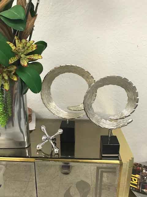 Miniatura 4 de Modern Day Accents Escultura de cola 4100 Cola LG en mármol, escultura de círculo grande, escultura artística plateada, esculturas abstractas para