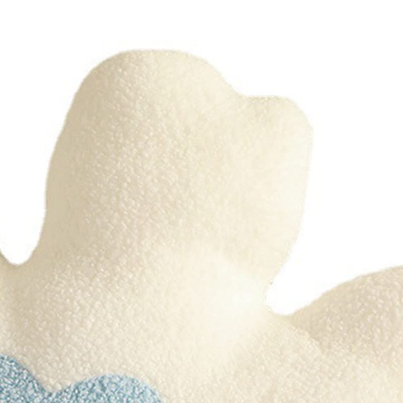 Coussin en forme de fleur contre le mal de dos sur chaise et sol