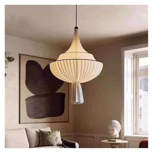 Lustre en tissu rétro suspendu au-dessus de la table de salle à manger