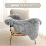 AMFUN Faux Lammfell Schaffell Teppich, Longhair Flauschiger Teppich, Flauschiger Schaffell Lammfell Fellteppich Waschbar, Weicher Fell Carpet für Stühle Sofa Schlafzimmer(Grau, 50 x 80 cm)