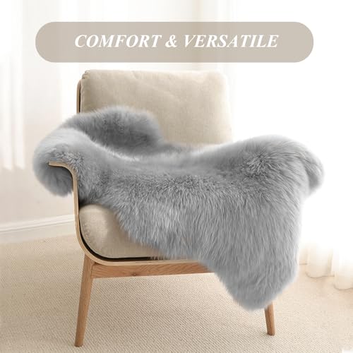 AMFUN Faux Lammfell Schaffell Teppich, Longhair Flauschiger Teppich, Flauschiger Schaffell Lammfell Fellteppich Waschbar, Weicher Fell Carpet für Stühle Sofa Schlafzimmer(Grau, 50 x 80 cm)