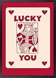 💎 DÉCORATION JEUNE — Apportez une touche vibrante à votre mur avec ce tableau reine de cœur. Son style aesthetic de carte de poker et son message lucky you attirent la chance. Une déco murale rouge idéale pour chambre, salle de jeux ou salon. Ce wall art encadré apporte une touche moderne et amusante.