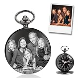 Reloj de bolsillo vintage: Este reloj de bolsillo hombre presenta un diseño vintage clásico con caja negra y brazalete de metal, creando un ambiente sofisticado y nostálgico. El cuerpo del reloj está meticulosamente elaborado con bordes suaves, y el detalle de la corona vintage le aporta un toque de elegancia vintage. Ya sea combinado con un atuendo formal, creando un look moderno o como accesorio diario, este elegante reloj de bolsillo complementa fácilmente cualquier atuendo