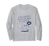 Ce design fantaisiste captive avec son interprétation humoristique du passage du temps, avec un personnage de réveil animé signifiant un vieillissement rapide avec un texte ludique déclarant bien en évidence « I BLINKED & 30 YEARS FLEW BY » sur un fond sombre, accompagné de la