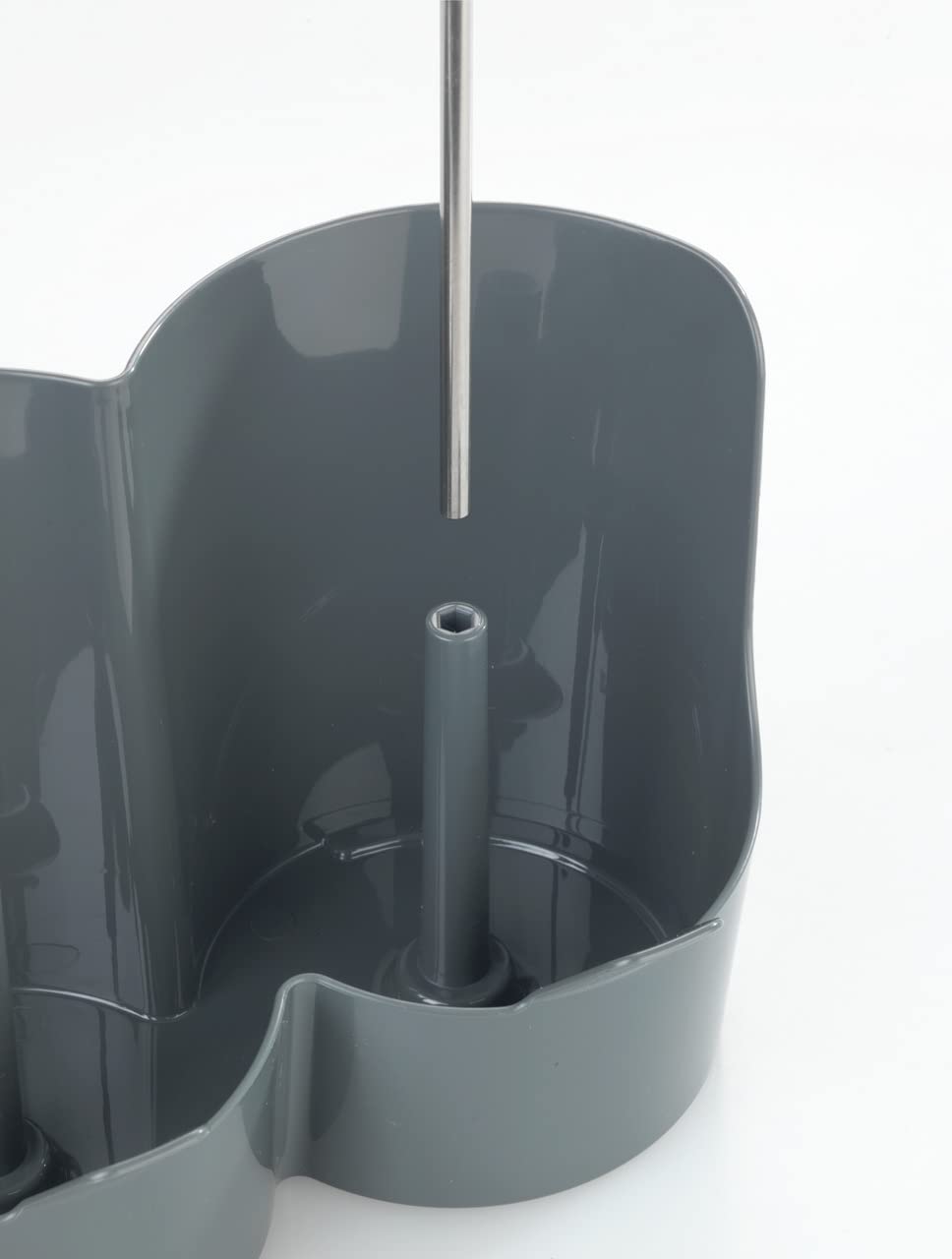 WENKO Portabottiglie Filia, supporto salvaspazio per riporre ad asciugare bottiglie d'acqua e borracce, con rivestimento antiscivolo, ideale per 3 bottiglie, 29 x 27 x 12,5 cm, in plastica ABS
