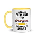 ✔︎ Auf dieser Tasse für alle Ehepaare mit Humor ist nicht nur der Spruch „Ich bin der Ehemann einer Nordfriesin, nichts macht mir Angst“ abgebildet, sondern auch noch ein Nudelholz! Damit wird gleich klar, was daheim wartet!