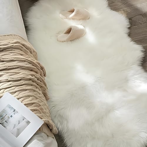 VAIGU:OA Faux Lammfell Schaffell Teppich 60x120 cm, Lammfellimitat Teppich Flauschiger Weicher Fell Teppiches, Longhair Fell Lammfellimitat Carpet für Stühle Sofa Schlafzimmer Kinderzimmer (Weiß)