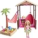 Barbie Bambola Chelsea Bionda, Playset con Bungalow sulla Spiaggia, Poltrona Sospesa, Amaca, Sabbia Modellabile, Formine e Accessori, Giocattolo per Bambini 3 + Anni, FWV24