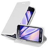 FUNCIÓN: Todas las opciones del teléfono se pueden utilizar sin inconveniente; las teclas y los botones son de fácil alcance y los conectores quedan libremente accesibles (cámara, auriculares, etc.). La funda con imanes cosidas protege a su teléfono móvil en el bolsillo, incluso antes de abrirse. El teléfono se inserta en la carcasa de silicona pegada a la funda y se puede quitar fácilmente cuando sea necesario. La funda proporciona una práctica función adicional - el tarjetero!