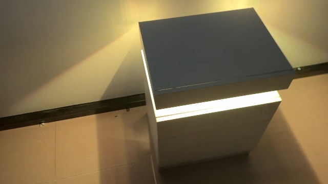 Comodino Con LED 16 Colori E Telecomando – 3 Cassetti, Bianco Lucido, 45x35x61 Cm, Cameretta O Soggiorno