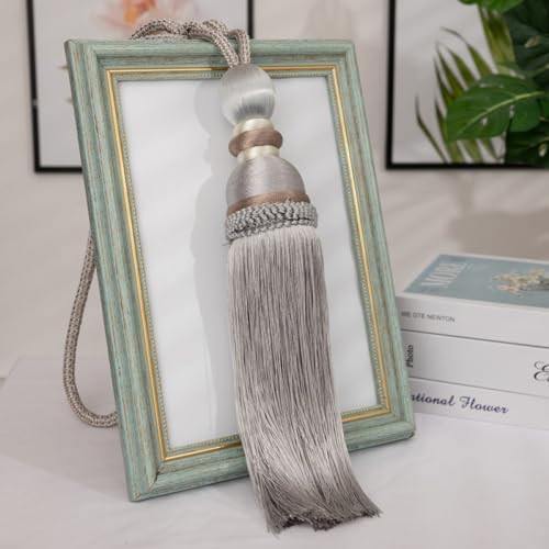 Alzapaños de cortina con borlas artesanales y cuerdas grises OUdini para ventanas de salón 2
