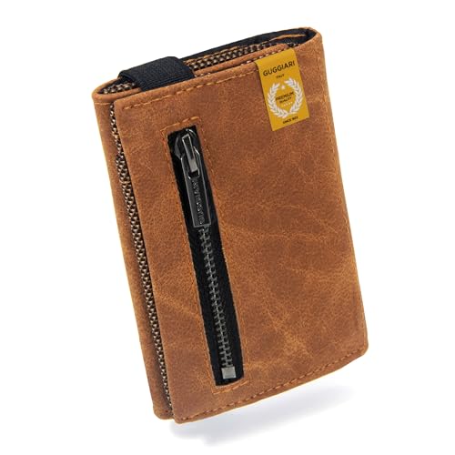 NUOVO DESIGN - L'accurata ricerca dei materiali e delle finiture ha permesso di realizzare un nuovo modello di Portafoglio, progettato in Italia. Un innovativo Portacarte di credito da Uomo resistente, leggero e funzionale, caratterizzato da pelle di alta qualità e nuova zip in metallo