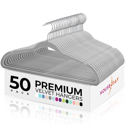 HOUSE DAY Paquete de 50 perchas de terciopelo prémium de fieltro flocado antideslizantes, resistentes y duraderas, perchas de colores vibrantes, perchas ligeras que ahorran espacio para lavandería,