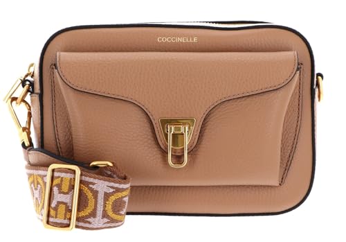 DESIGN ELEGANTE — La borsa a tracolla Coccinelle Beat Soft Ribb in color pelle è un accessorio intramontabile che aggiunge un tocco di classe raffinata al tuo outfit quotidiano, ideale per ogni occasione speciale o casual.
