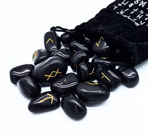 AB Viking Crafts - Runen Set aus Schwarzem Turmalin – 25 polierte Edelsteine (ca. 2 cm) mit goldener Gravur | Elder Futhark Wikinger-Runen inkl. Odins Rune & Samtbeutel – Esoterik, Wahrsagen, Orakel