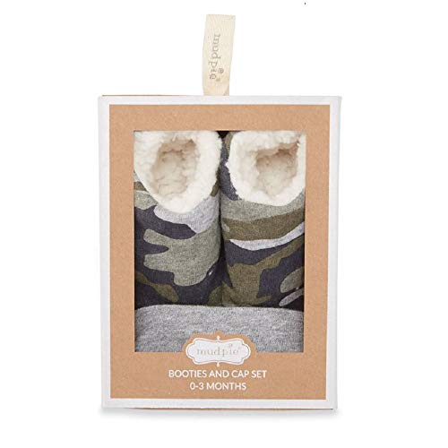 Camo cap and booties set Mud Pie ensemble bonnet et chaussons pour bébé