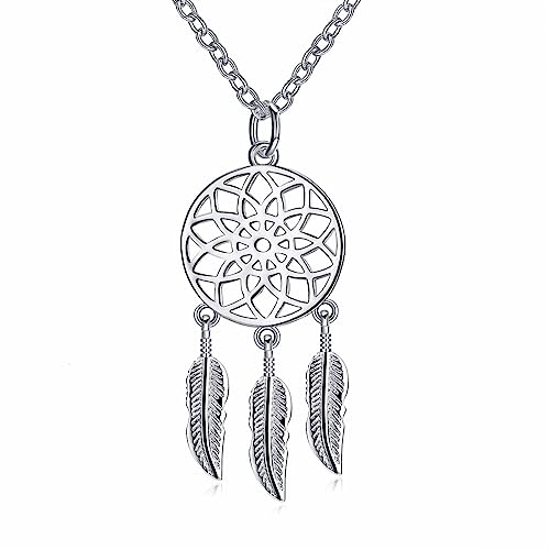 Collier en argent et cristal pour sublimer un décolleté de robe de mariée trop simple
