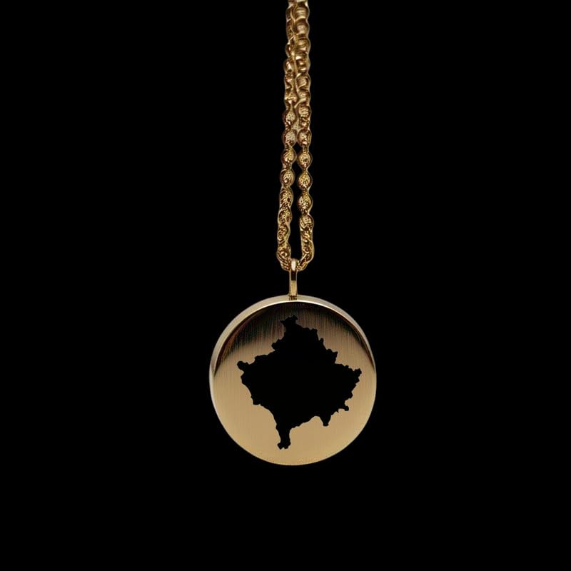 Pendentif carte du Kosovo médaillon gravé aventure argent 24 mm