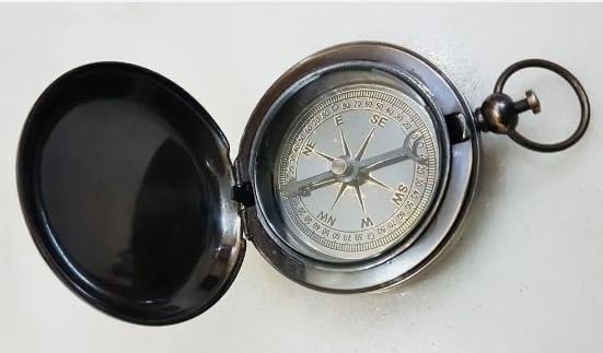 Brújula de bolsillo con botón de presión y acabado latón antiguo
