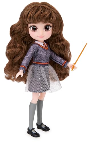 HARRY POTTER-WIZARDING WORLD - MUÑECA HERMIONE GRANGER 20 CM - Figura Hermione Articulada con Varita y Uniforme Hogwarts - 6061835 - Juguetes Niños 5 Años +