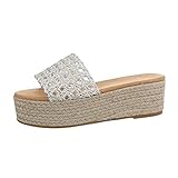 Pantoletten für Damen haben in den letzten Jahren eine Fashion-Revolution erlebt und sind mittlerweile weit mehr als nur praktische Schuhe. Geschlossen, mit Absatz oder aus Leder gehören sie zu den Must-Haves in jedem Schrank. In Schwarz und Weiß sind sie eine wunderbare, schlichte Ergänzung zum Outfit und eignen sich sowohl für den heimischen Garten als auch zum Flanieren in der Freizeit. Besonders schön sehen sie zu Jeansshorts und Bluse aus.