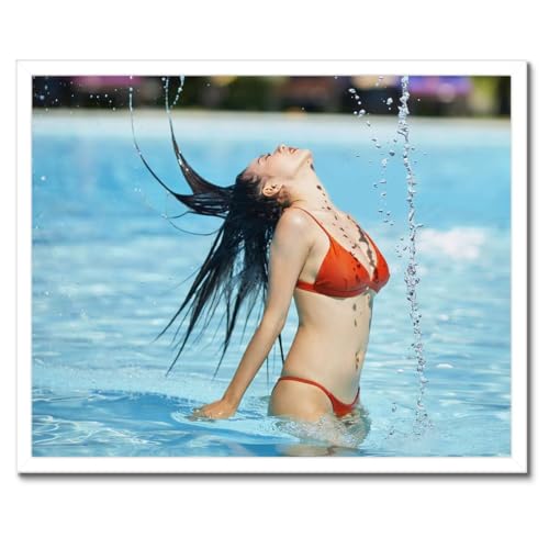Poster nager dans la piscine cadre noir pour habiller un mur vide 50x40cm