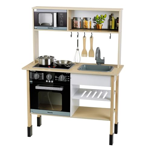 La cucina giocattolo comprende fornello, microonde, un lavello estraibile così come delle pregiate stoviglie in metallo e legno