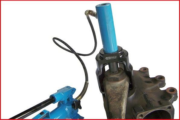 Extracteur hydraulique de direction KS TOOLS pour démonter un levier Scania grippé - 3