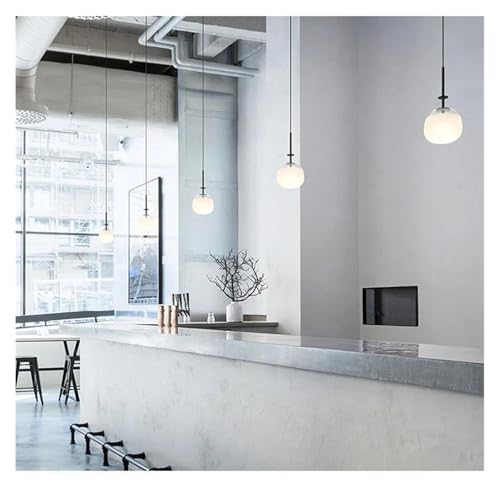 Lampe suspendue en verre pour optimiser espace de chevet