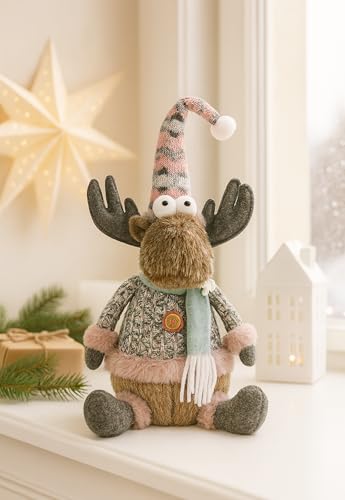 KAMACA Sitz-Elch Rentier kuschelige Winterdeko aus Stoff mit Strickmütze, Schal & Geweih weundervoll für Fensterbank Kommode & als Geschenk Winter Weihnachten (Rentier rosa grau sitzend 38x22x15 cm)